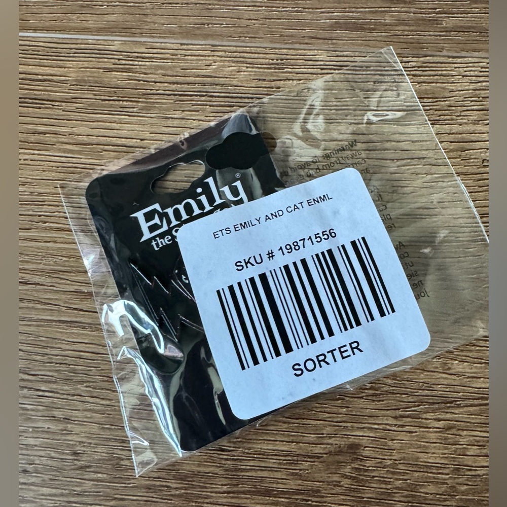 EMILY THE STRANGE-NWT Metal & Enamel Pin with Kitty - Picture 3 of 6
